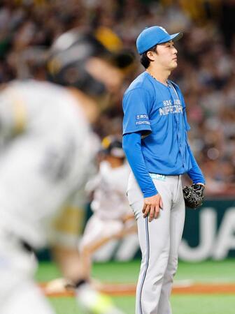 　９回、ソフトバンク・周東（手前）にサヨナラ二塁打を浴びた柳川