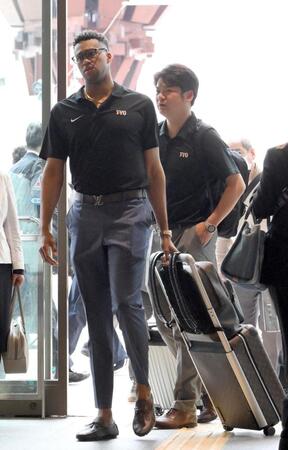 　北陸遠征を終え、名古屋へ移動するマルティネス（手前）＝撮影・伊藤笙子