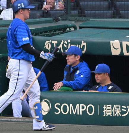 　ベンチで厳しい表情の三浦監督（撮影・飯室逸平）