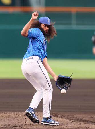 　１回、中野の打球にグラブを出すジャクソン（撮影・立川洋一郎）