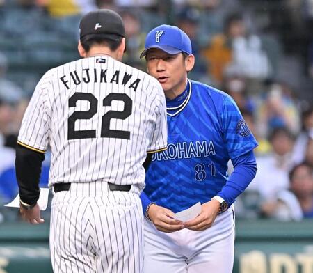 　藤川監督（２２）とメンバー表の交換をする三浦監督（撮影・西田忠信）