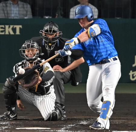 　４回、同点ソロを放つ牧（撮影・飯室逸平）