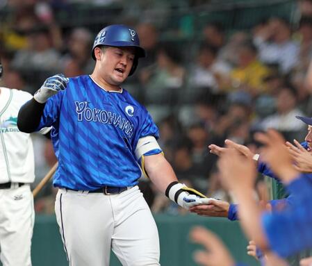 　４回、同点ソロを放ちナインとタッチを交わす牧（撮影・立川洋一郎）