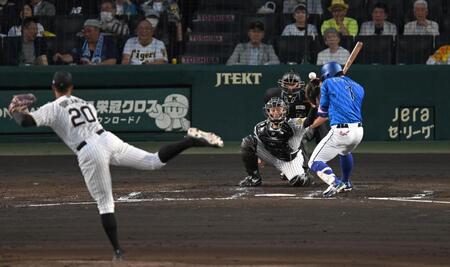 　４回、頭部付近のボールをうまくよける桑原（撮影・飯室逸平）