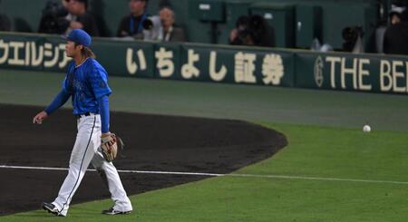 　４回、大山の飛球を見失う石上（撮影・飯室逸平）