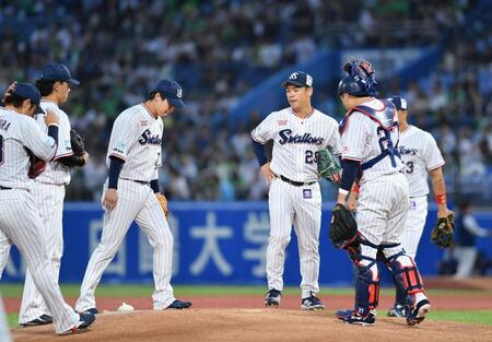 　２回、田中にショート内野安打を打たれピンチを迎えた小川（中央右）＝撮影・開出牧