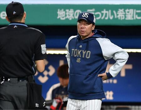 　６回、投手交代を告げる高津監督（撮影・開出牧）