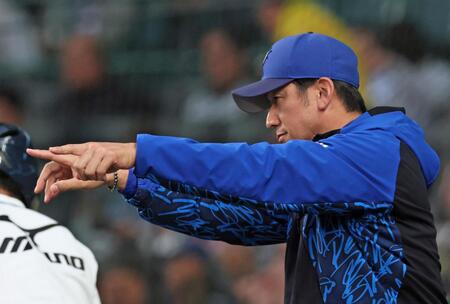 　３回、石上の二盗がアウトの判定となり、リプレー検証を求める三浦監督（撮影・立川洋一郎）