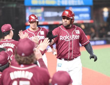 　４回、反撃の２ランを放ち、ナインに祝福されるフランコ（撮影・園田高夫）