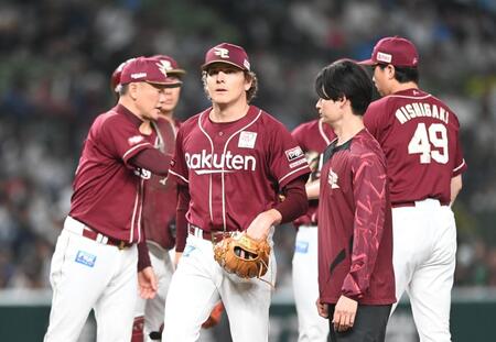 　５回途中で降板するハワード（中央）＝撮影・園田高夫