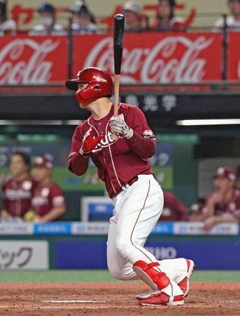 　５回、太田が左中間に同点二塁打を放つ