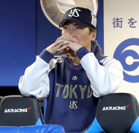 　７回裏、戦況を見守る高津監督