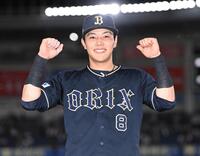 　ヒーローインタビューを終えガッツポーズを決める麦谷（撮影・開出牧）