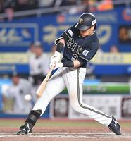 　９回、勝ち越しに右前適時打を放つ麦谷（撮影・開出牧）