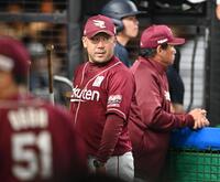 　６回、投手交代を告げベンチに戻る三木監督（撮影・園田高夫）