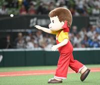 　始球式を務めたペコちゃん（撮影・園田高夫）