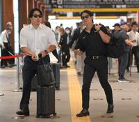 　北陸遠征を終え、名古屋へ移動する丸（左）と小林（撮影・伊藤笙子）