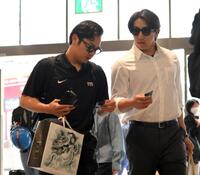 　北陸遠征を終え、名古屋へ移動する石川（左）と大勢（撮影・伊藤笙子）