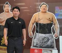 　大の里の等身大パネルと並ぶ浅野（撮影・伊藤笙子）