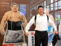 　大の里の等身大パネルと並ぶ増田陸（撮影・伊藤笙子）