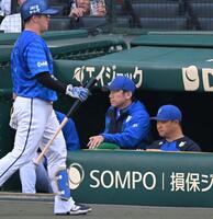 　ベンチで厳しい表情の三浦監督（撮影・飯室逸平）