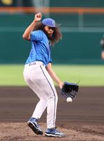 　１回、中野の打球にグラブを出すジャクソン（撮影・立川洋一郎）