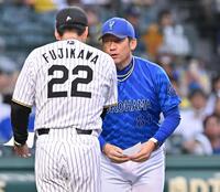 　藤川監督（２２）とメンバー表の交換をする三浦監督（撮影・西田忠信）