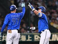 　４回、同点ソロを放った牧（右）＝撮影・西田忠信