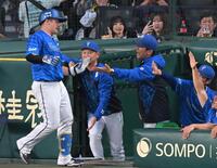 　４回、牧を迎える三浦監督ら（撮影・飯室逸平）