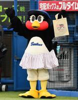 　試合前に登場しスタンドの声援に応えるつばみ（撮影・開出牧）