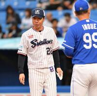 　メンバー表交換を行う高津監督。手前は井上監督（撮影・開出牧）