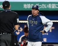 　６回、投手交代を告げる高津監督（撮影・開出牧）