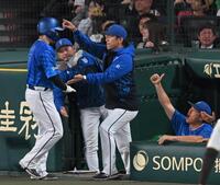 　７回、勝ち越しに沸く三浦監督ら（撮影・飯室逸平）