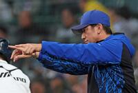 　３回、石上の二盗がアウトの判定となり、リプレー検証を求める三浦監督（撮影・立川洋一郎）