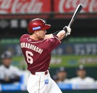 　６回、勝ち越しの２点二塁打を放った村林（撮影・園田高夫）