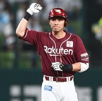 　６回、勝ち越し２点二塁打を放ちガッツポーズをする村林（撮影・園田高夫）