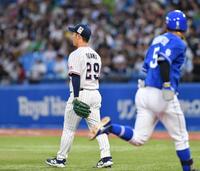 　２回、村松（手前）に右越え２ランを打たれた小川（撮影・開出牧）