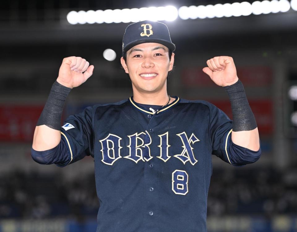 　ヒーローインタビューを終えガッツポーズを決める麦谷（撮影・開出牧）