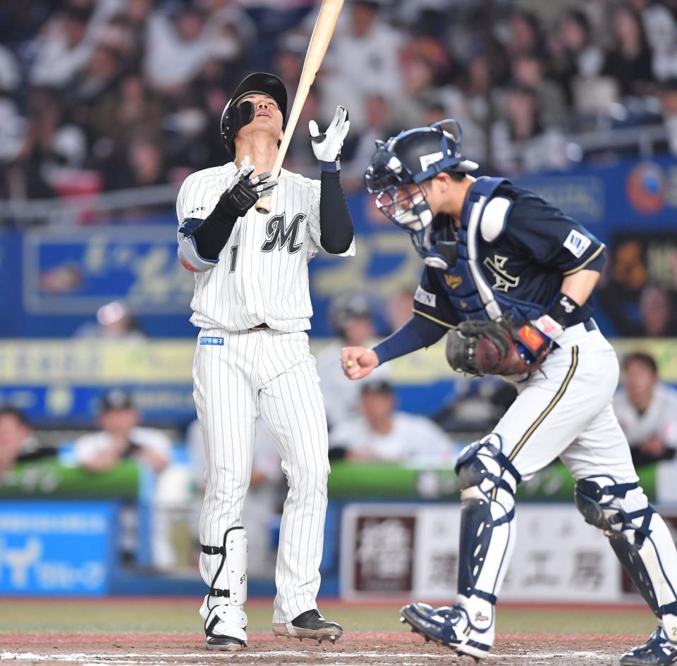 　９回、空振り三振に倒れ天を仰ぐ藤原。捕手・若月（撮影・開出牧）