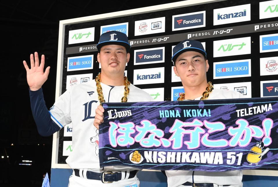 　３勝目を挙げた渡辺（左）と打のヒーローの長谷川（撮影・園田高夫）