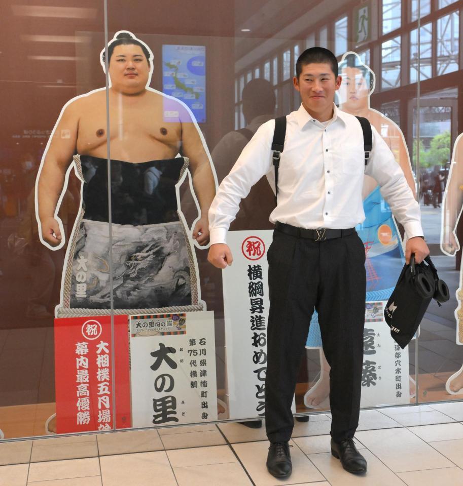 　大の里の等身大パネルと並ぶ増田陸（撮影・伊藤笙子）