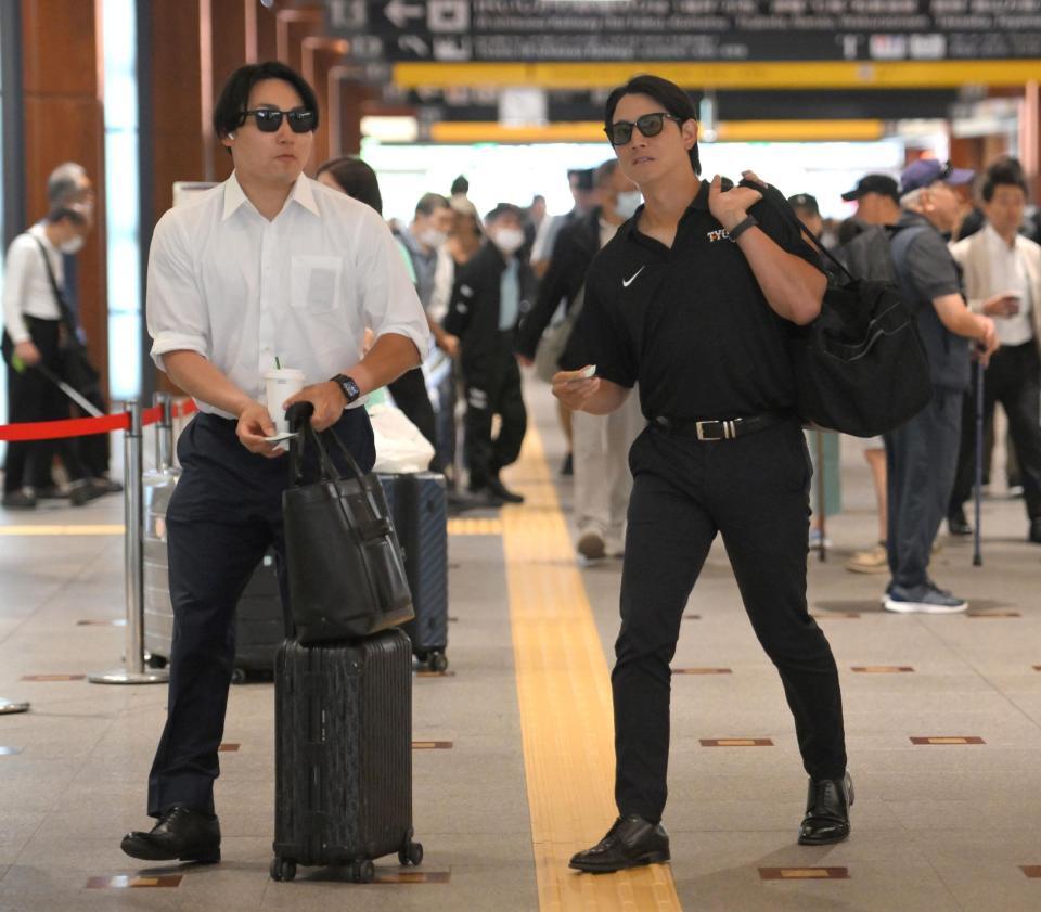 　北陸遠征を終え、名古屋へ移動する丸（左）と小林（撮影・伊藤笙子）