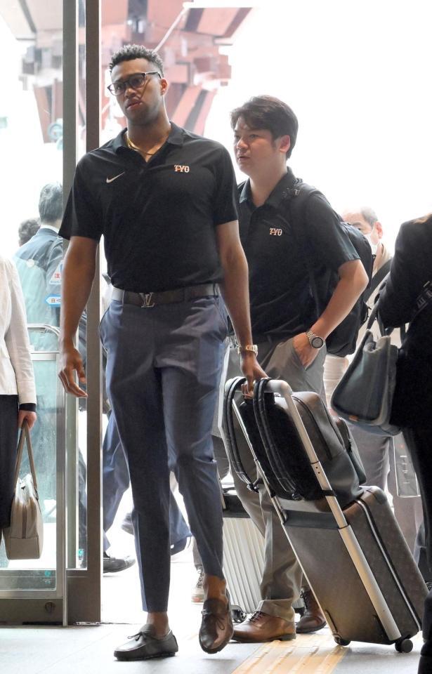 　北陸遠征を終え、名古屋へ移動するマルティネス（手前）＝撮影・伊藤笙子