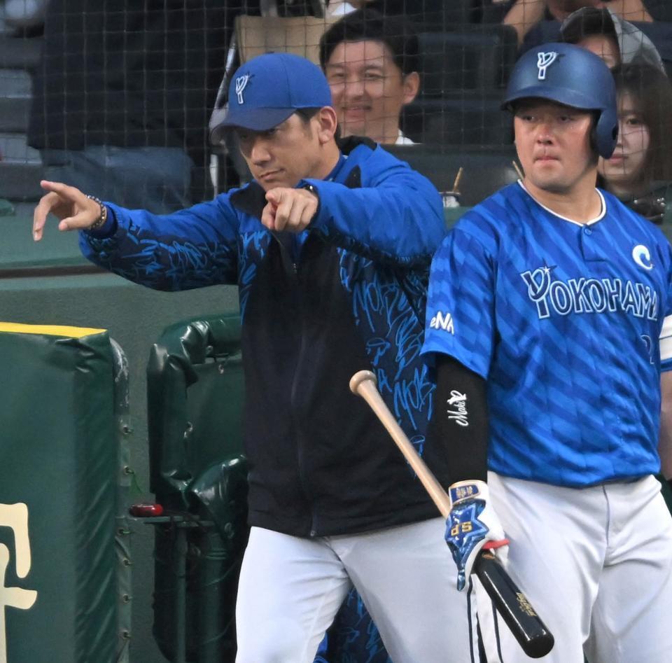 　３回、リクエストする三浦監督（撮影・飯室逸平）