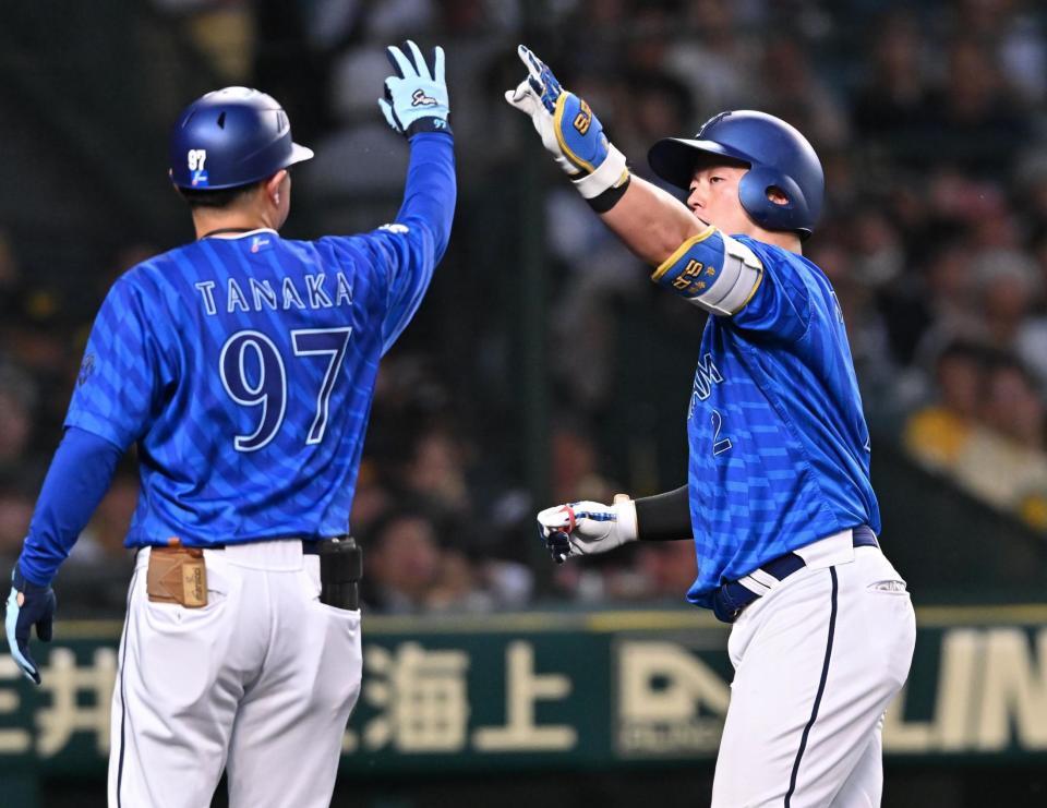 　４回、同点ソロを放った牧（右）＝撮影・西田忠信