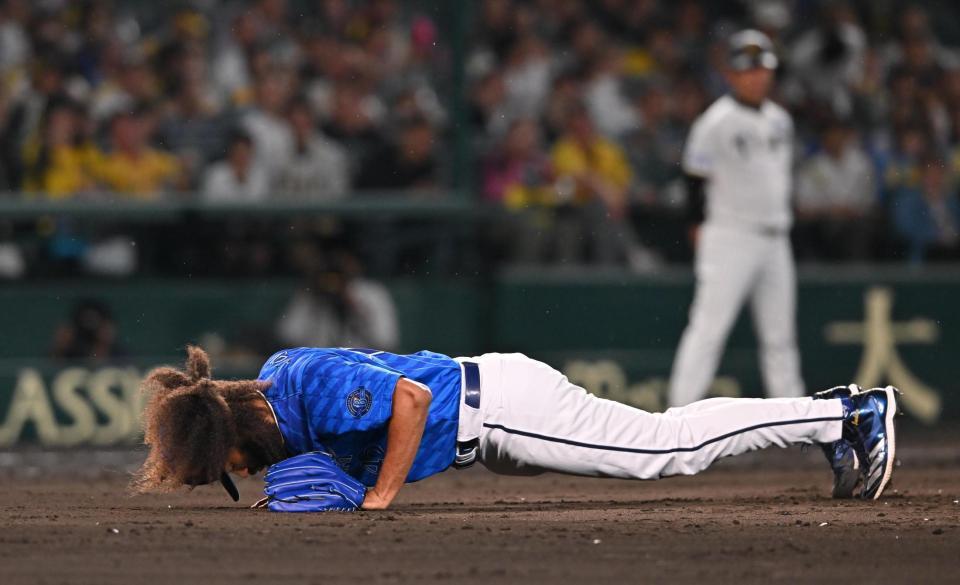 　５回を投げ終え、マウン付近で腕立てするジャクソン（撮影・西田忠信）