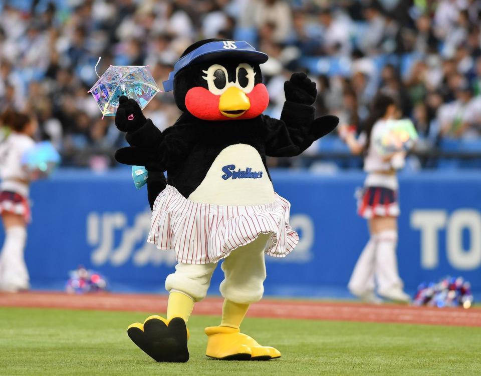 　試合前に元気よくダンスを披露するつばみ（撮影・開出牧）