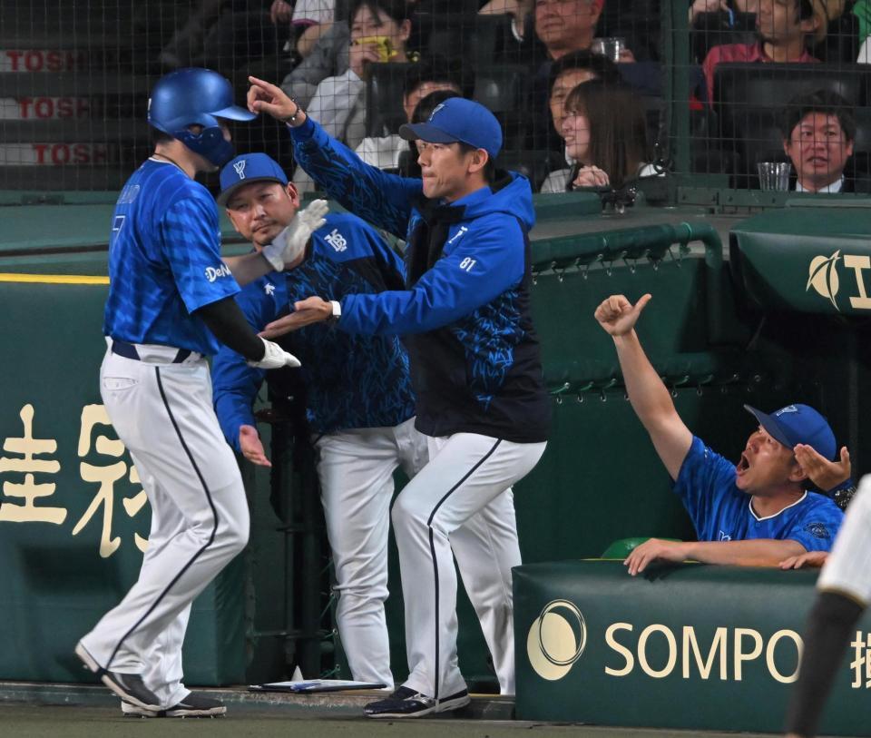 　７回、勝ち越しに沸く三浦監督ら（撮影・飯室逸平）