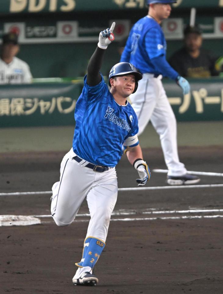 　４回、同点ソロを放ち、ダイヤモンドを回る牧（撮影・飯室逸平）