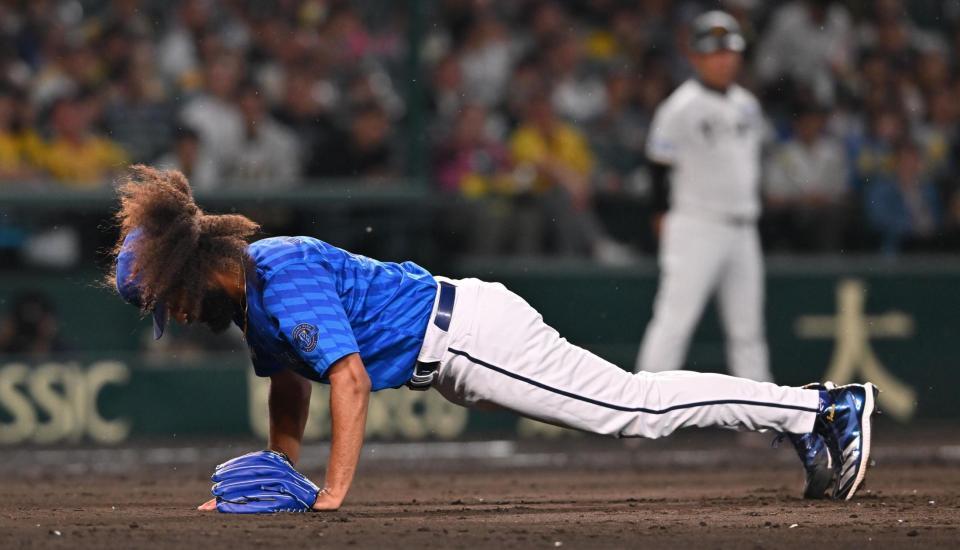 　５回を投げ終え、マウンド付近で腕立てするジャクソン（撮影・西田忠信）